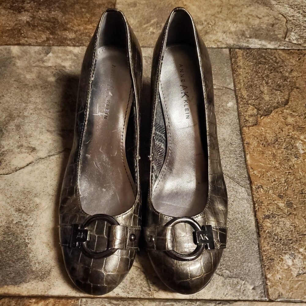 Anne Klein Fielding Embossed Pumps  Womens 8.5 Slip-On Retro Heel Gold